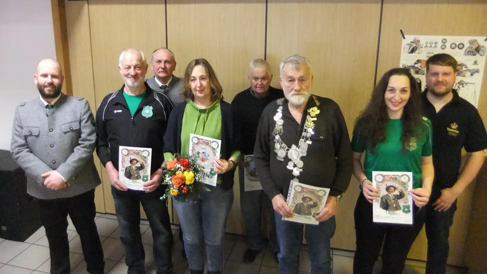 Von links nach rechts: 1.Schützenmeister Andreas Hammer, 2.Ritter Papa Edi Helldörfer, hinten Schießleiter Herbert Raß , die Schützenliesl Mama Josefine Helldörfer und dann folgt (hinten) der Beste von den aufgelegt schießenden Senioren Gustav Kaiser! Weiterhin nach rechts der 80jährige Neu-Pittersberger Bergschütze aus Vilseck Helmut Seibold als der erfahrene Schützenkönig 2025, 1.Ritterin Tochter Anja Helldörfer sowie schließlich Patrick Raß als Vereinsmeister diesen Jahres mit stolzem Ergebnis von 359 Ringen. (Bild: Michael Götz)