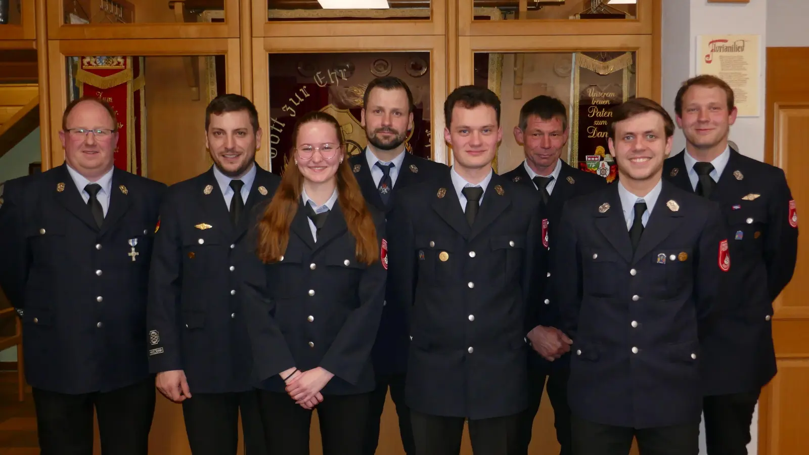 2. Kommandant Christian Wilhelm, Löschmeister Bernhard Blüml, Feuerwehrfrau Nicola Schwarz, Hauptfeuerwehrmann Leonhard Birner, Oberfeuerwehrmann Nico Prechtl, Hauptfeuerwehrmann Werner Schwarz, Oberfeuerwehrmann Felix Pretzl, Oberlöschmeister und 1. Kommandant Benjamin Schwarz (von links). <br> (Bild: Susanne Gschrey)