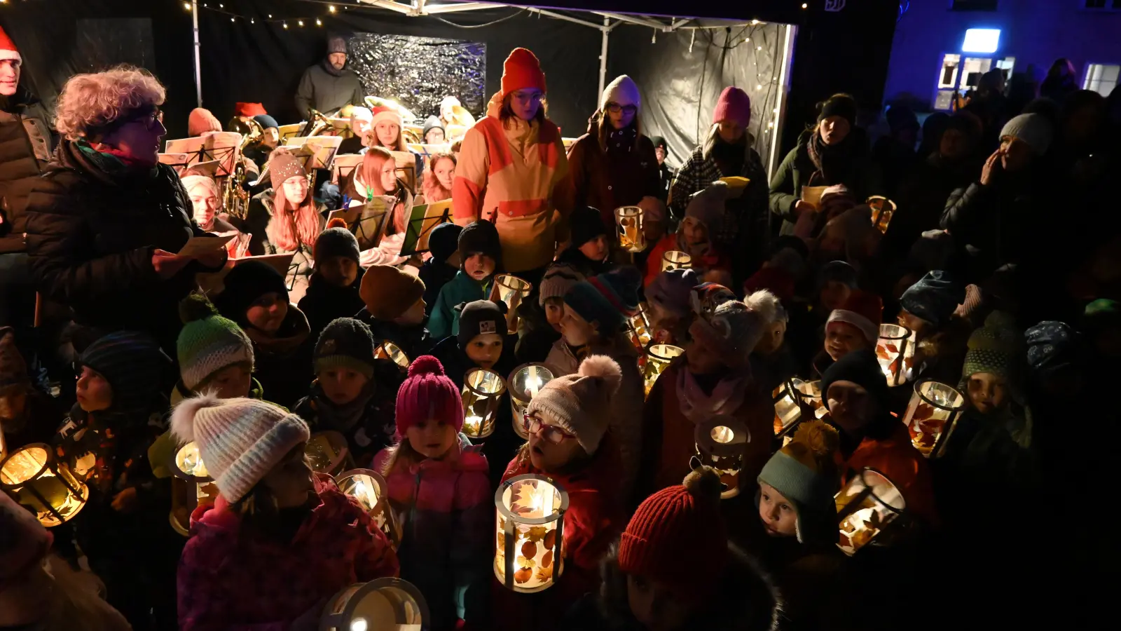 Für das Rahmenprogramm bei „Pirk leuchtet” sangen die Kindergartenkinder mit ihren Laternen von der Weihnachtsbäckerei. (Bild: Stefan Bayerl)