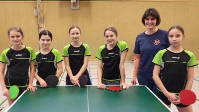 Von links: Anna Dotzler, Payton Sims, Madlen Maunz, Amy Schwensen, Betreuerin Kathrin Schießl und Laura Gräßmann (Bild: Birgit Heldmann)