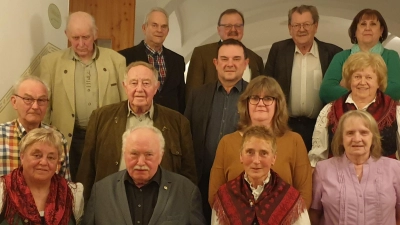 Der OWV dankte für jahrzehntelange Treue: (vorne von links) Vorsitzende Ingrid Leser, Günter Freundl, Gabriele Mayerhöfer, (zweite Reihe von links) Otto Hültner, Franz Timmler, Stadtpfarrer Konrad Amschl, Maria Schwägerl, Irmgard Rösch, Klara Timmler, (hinten von links) Engelbert Zeitler, Hilmar Götz, Bürgermeister Alfred Stier, Peter Hampl und Friedericke Schwägerl.  (Bild: OWV Bärnau/exb)