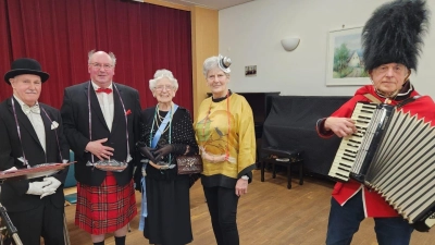 Butler Alfons Wanninger, Adjutant Michael Koller, Queen Elfriede Späth und Seniorentreffleiterin Elisabeth Schaller (von links) hören Musikant Erhard Hirmer zu. <br><br> (Bild: Koller/exb)