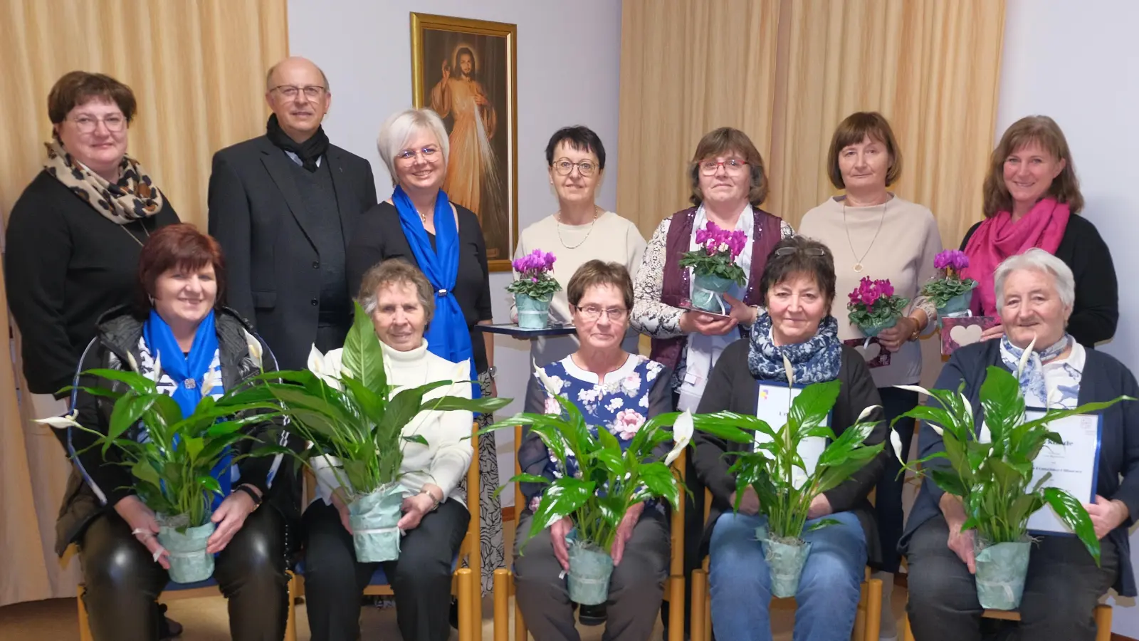 Beim Frauenbund Teunz werden langjährige Mitglieder geehrt. Im Bild die Ausgezeichneten zusammen mit (hintere Reihe von links) stellvertretender Bezirksvorsitzenden Rita Kammerer, Pfarrer Herbert Rösl und Vorsitzender Elisabeth Dietz. (Bild: Heike Krafczyk/exb)