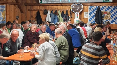 Viele Besucher im schön dekorierten Vereinsstodl  (Bild: Heinrich Werner )