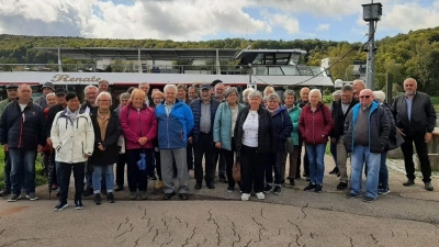 Gruppenfoto der Feuerwehrsenioren vor dem Ausflugsschiff „Renate“  (Bild: Hans Utz sen. )