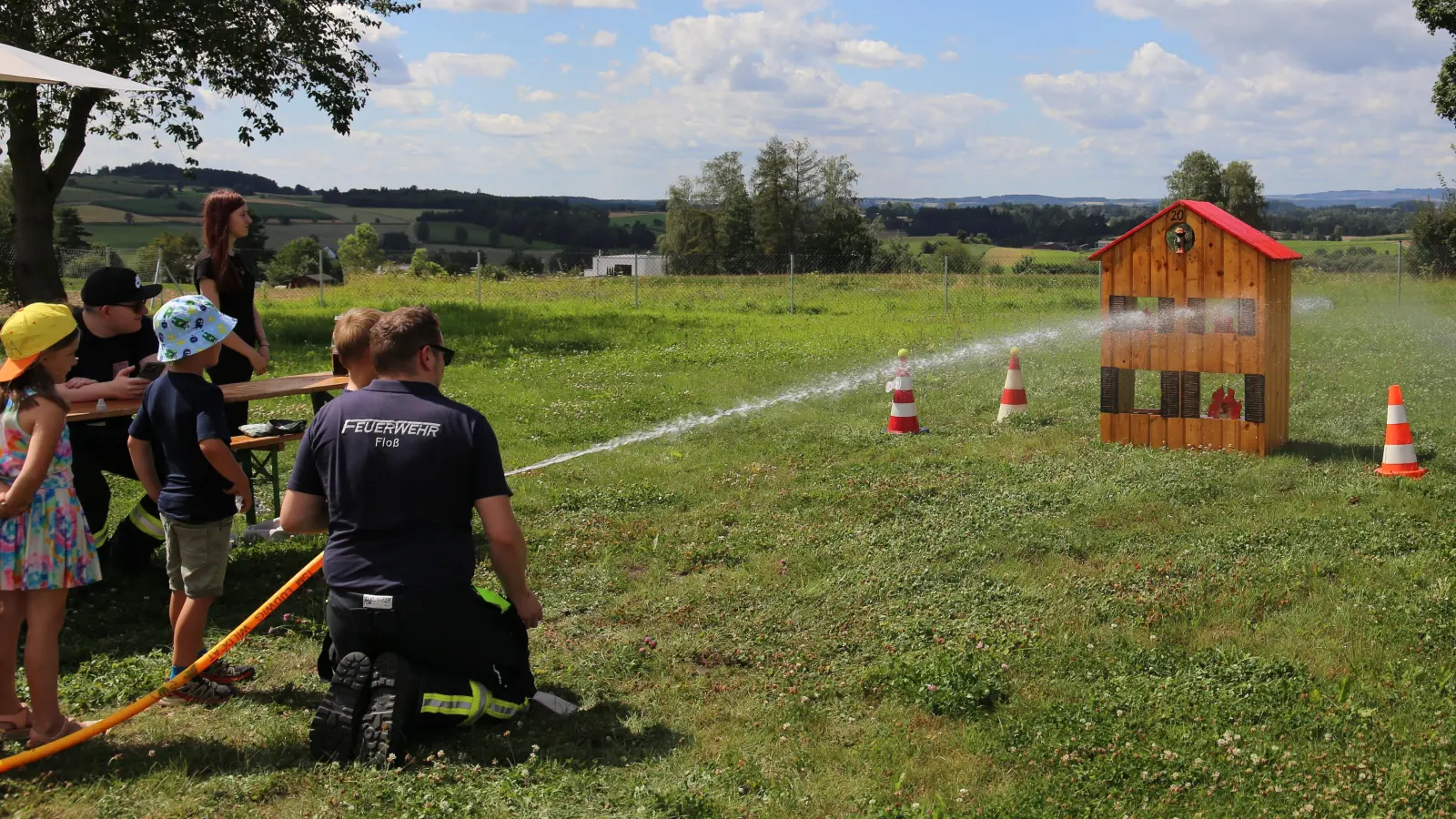 Kinder spielen Feuerwehr (Bild: Marcel Weidner)