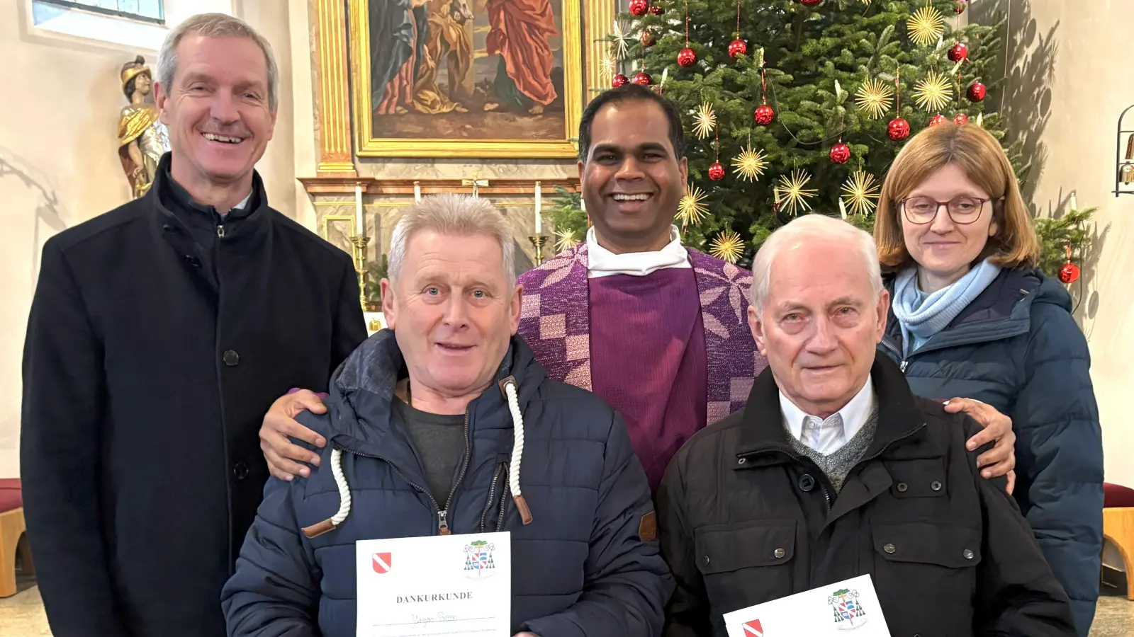 von Links: Kirchenverwalter Josef Völkl, Jürgen Beer, Pfarrer John Subash Vincent, Karl Birkner, Sonja Sczech  (Bild: Werner Rosner)