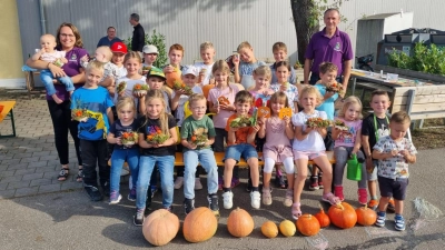 Die Kinder waren sichtlich stolz auf ihre gebastelten Werke. (Bild: Anita Ries)