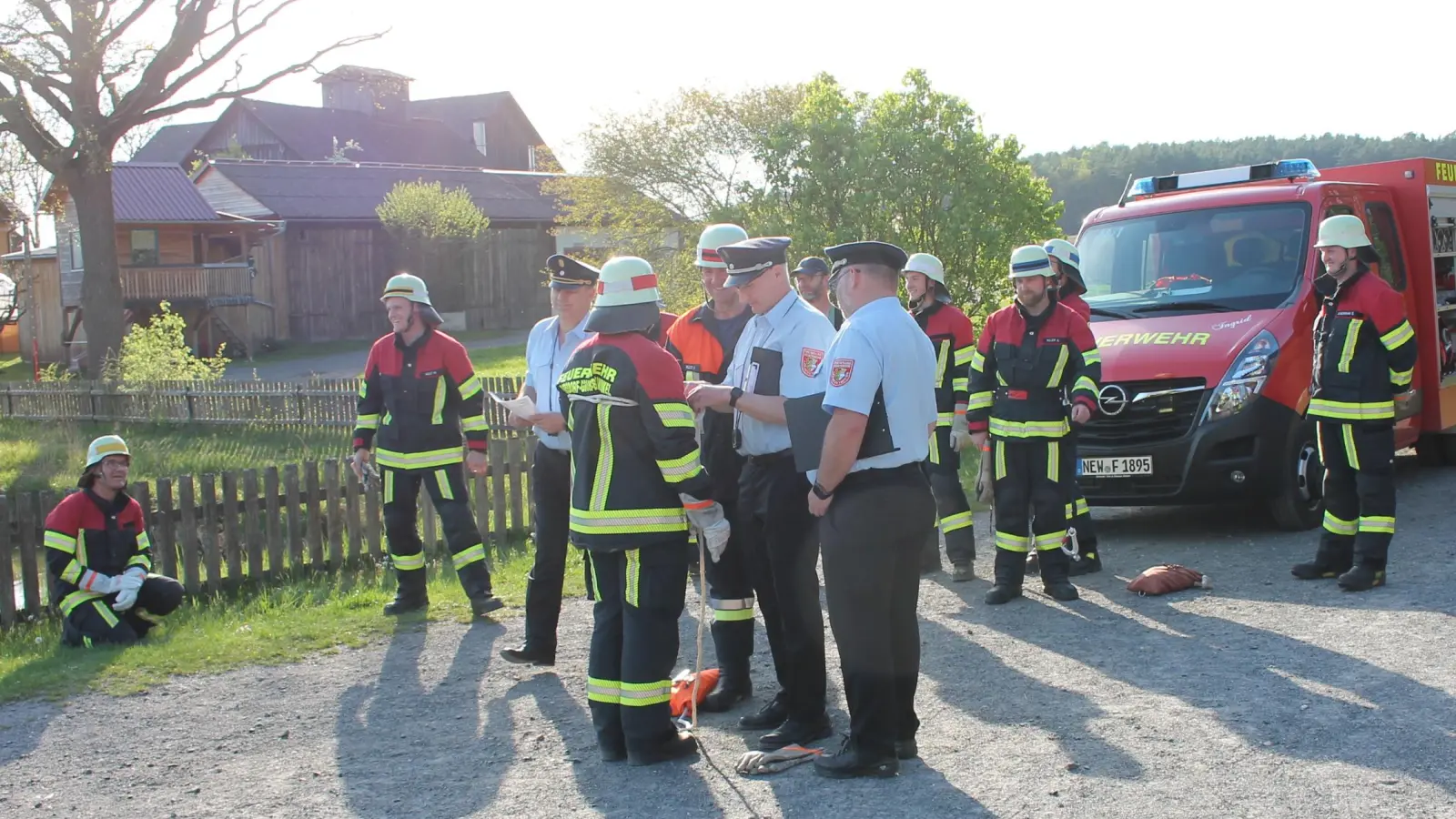Ein nachlässig geknüpfter Knoten kann im Einsatz das Leben eines Kameraden gefährden: Deshalb kontrollierte Juror Reiner Kopp bei der Leistungsprüfung sorgfältig die fachgerechte Bindung des Knotens. (Bild: Bernhard Piegsa)