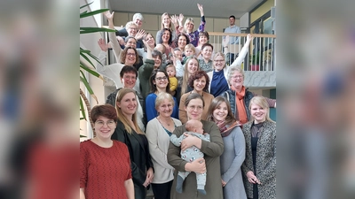 Absolventinnen mit Lehrkräften. Die Absolventinnen sind begeistert und erleichtert, dass sie endlich ihren Abschluss in den Händen halten! Die Lehrkräfte freuen sich über die sehr guten Noten. (Bild: Doris Eckl)