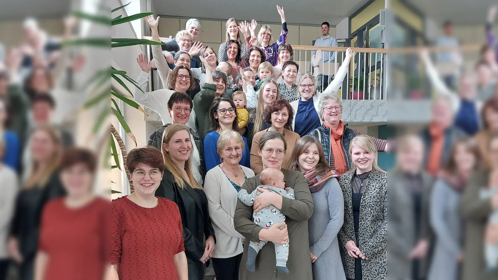 Absolventinnen mit Lehrkräften. Die Absolventinnen sind begeistert und erleichtert, dass sie endlich ihren Abschluss in den Händen halten! Die Lehrkräfte freuen sich über die sehr guten Noten. (Bild: Doris Eckl)