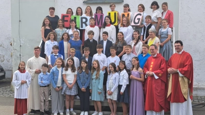 Die neugefirmten Jugendlichen mit ihren Firmteamerinnen (hintere Reihe), dem Firmspender Domkapitular Michael Dreßel (1. Reihe, 2.v.r.), Pfarrer Wolfgang Dietz (1. Reihe, ganz rechts), Gemeindereferent Christian Glaser (1. Reihe, 2.v.l.), der Pfarrgemeinderatsprecher Barbara Wirnshofer (mittlere Reihe, rechts) und den Ministranten (Bild: Willibald Kulzer jun.)