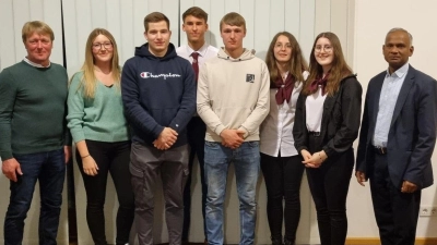 Im Bild von links nach rechts: Markus Schiesl, Marie Kiener, Andreas Scheck, Michael Bogner, Niklas Schiesl, Sina Feneis, Eva Maderer, Pater Johnson  (Bild: Jessica Duscher )