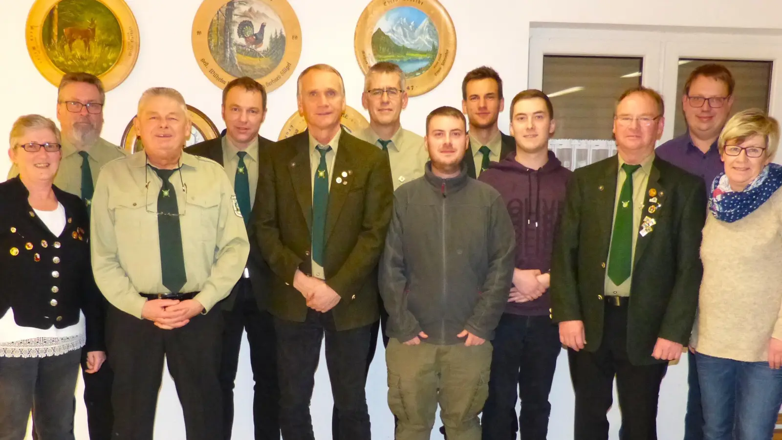 Neuwahlen standen beim Schützenverein Groschlattengrün an. Im Bild (von links) Vorsitzende Birgit Wohlrab, Zweiter Vorsitzender Detlef Syring, Thomas Völkl, Jürgen Ott, Michael Böx, Schützenmeister Luftgewehr Wolfgang Wohlrab, Sven Forschepiepe, Stefan Heindl, Lars Forschepiepe, Schützenmeister Luftpistole Norbert Völkel, Thomas Flügel und Isgard Forschepiepe. (Bild: Alfons Philbert/exb)