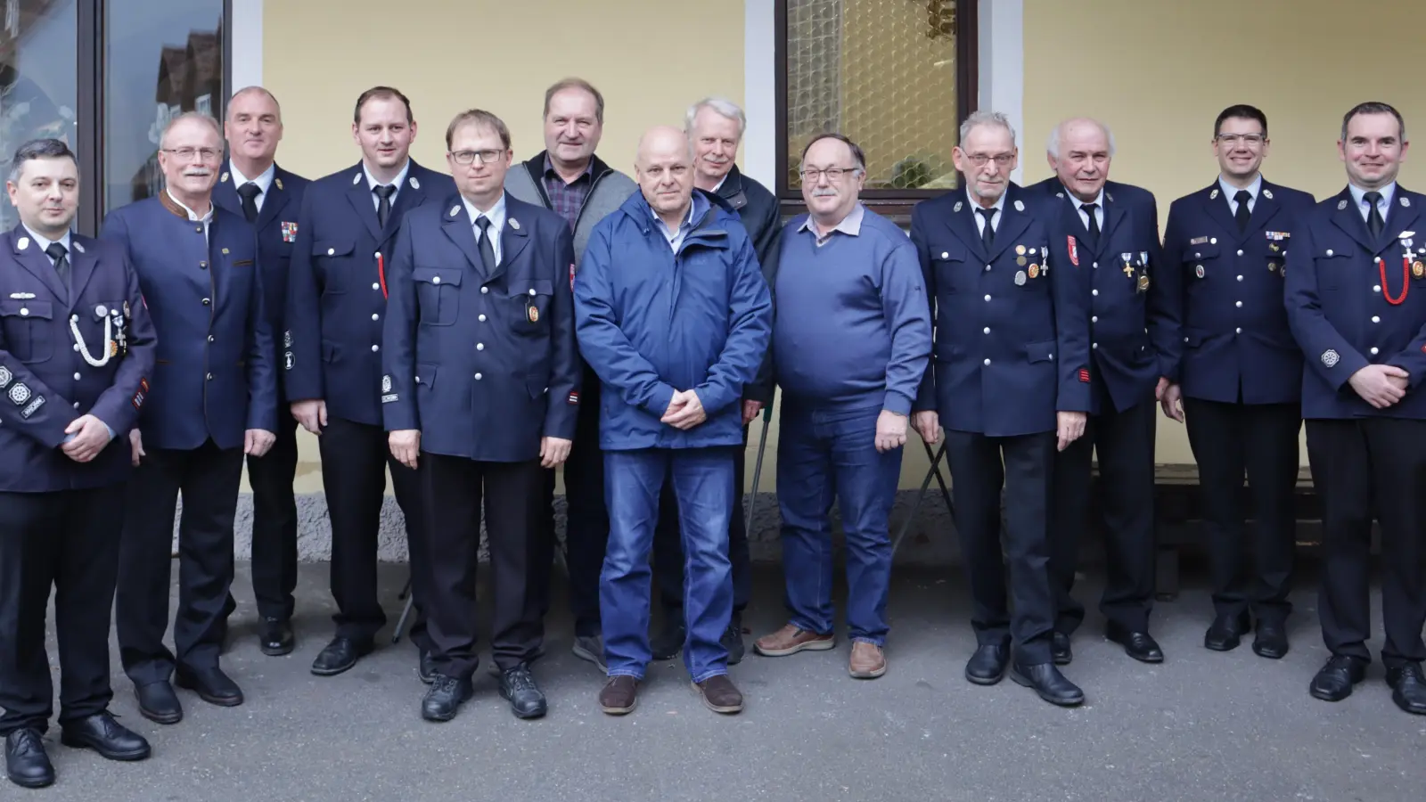 Die Geehrten der Feuerwehr Konnersreuth mit (von links) Kommandant Kreuzer Stefan, Bürgermeister Max Bindl und Kreisbrandinspektor Wolfgang Wedlich sowie (von rechts) Vorsitzendem Sven Jäger und Kreisbrandmeister Philipp Sölch. (Bild: Feuerwehr Konnersreuth/exb)