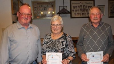 Erster Vorsitzender Josef Elterlein (links) überreichte an Rosa Weber, Hillohe, und Josef Inzenhofer, Mittersberg, goldene Ehrennadeln und Urkunden des Geflügelzuchtvereins Lauterhofen. (Bild: sis)