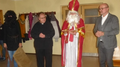 Auch der Nikolaus schaute bei den Senioren in Schwarzhofen vorbei.  (Bild: Adolf Mandl)