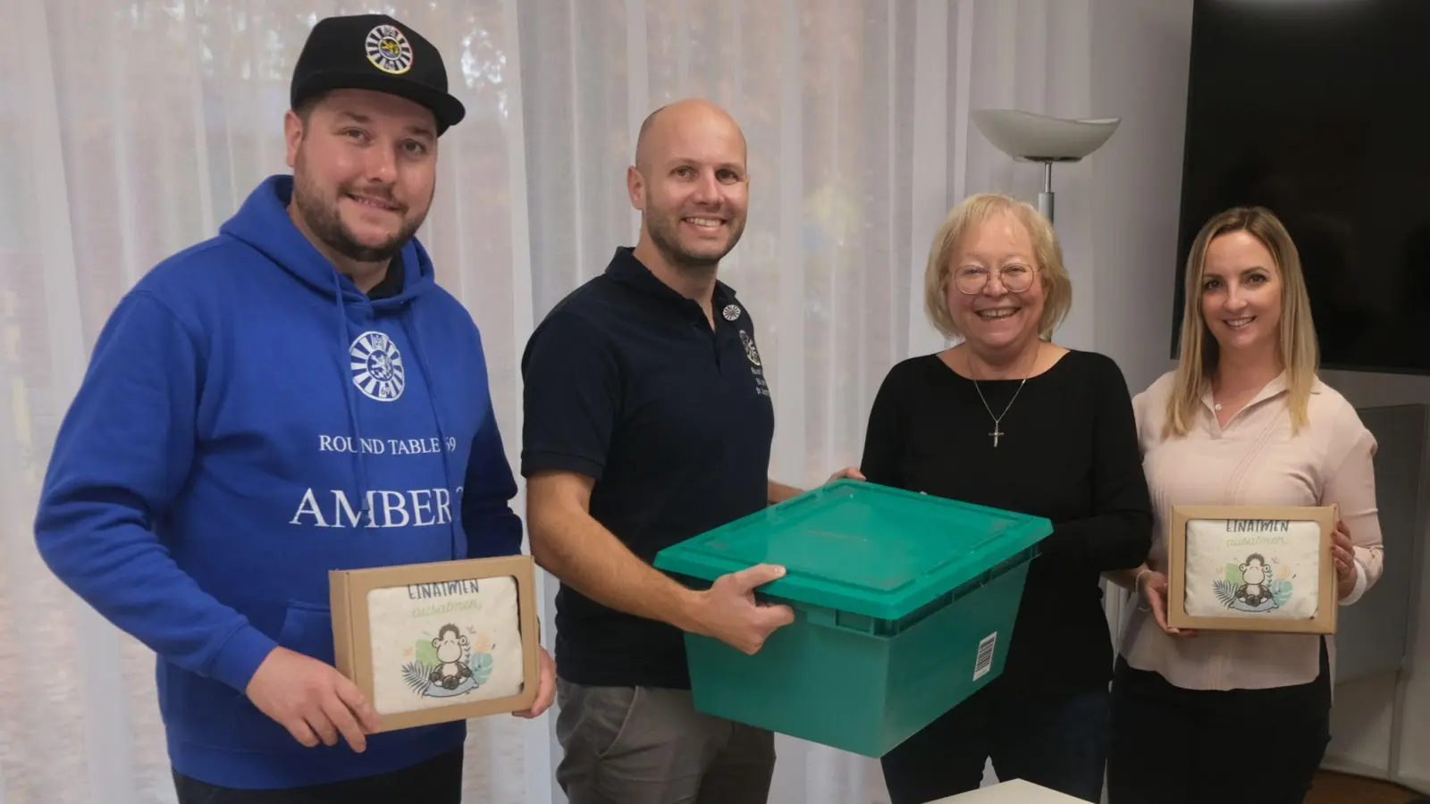 Wieder einmal Besuch von SkF-Gönnern. Von links Club-Schatzmeister Stefan Fuchs, der Präsident von Round Table Amberg, Dr. Andreas Heil, SkF-Vorsitzende Marianne Gutwein und Sozialpädagogin Melissa Sitorius vom zuständigen Pflegekinderdienst für den Landkreis Amberg-Sulzbach.  (Bild: Hubert Uschald)