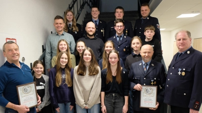 Mit Handschlag begrüßte die Vorstandschaft neun weitere Jugendliche in der Speinsharter Feuerwehr. Norbert Ackermann (li) wurde zum Ehrenkommandanten ernannt. Peter Schraml (2.v.re.) wurde Ehrenmitglied.  (Bild: Robert Dotzauer)