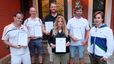 Für langjährige Verdienste zeichneten die Tennisfreunde Oberbibrach unter anderem die Sportsfreunde Norbert Schecklmann, Martin Wiesend, Matthias Keck, Ingeborg Hösl und Martin Schmid aus (von links). Rechts im Bild TC-Beisitzer Yannick Hösl.  (Bild: Robert Dotzauer)