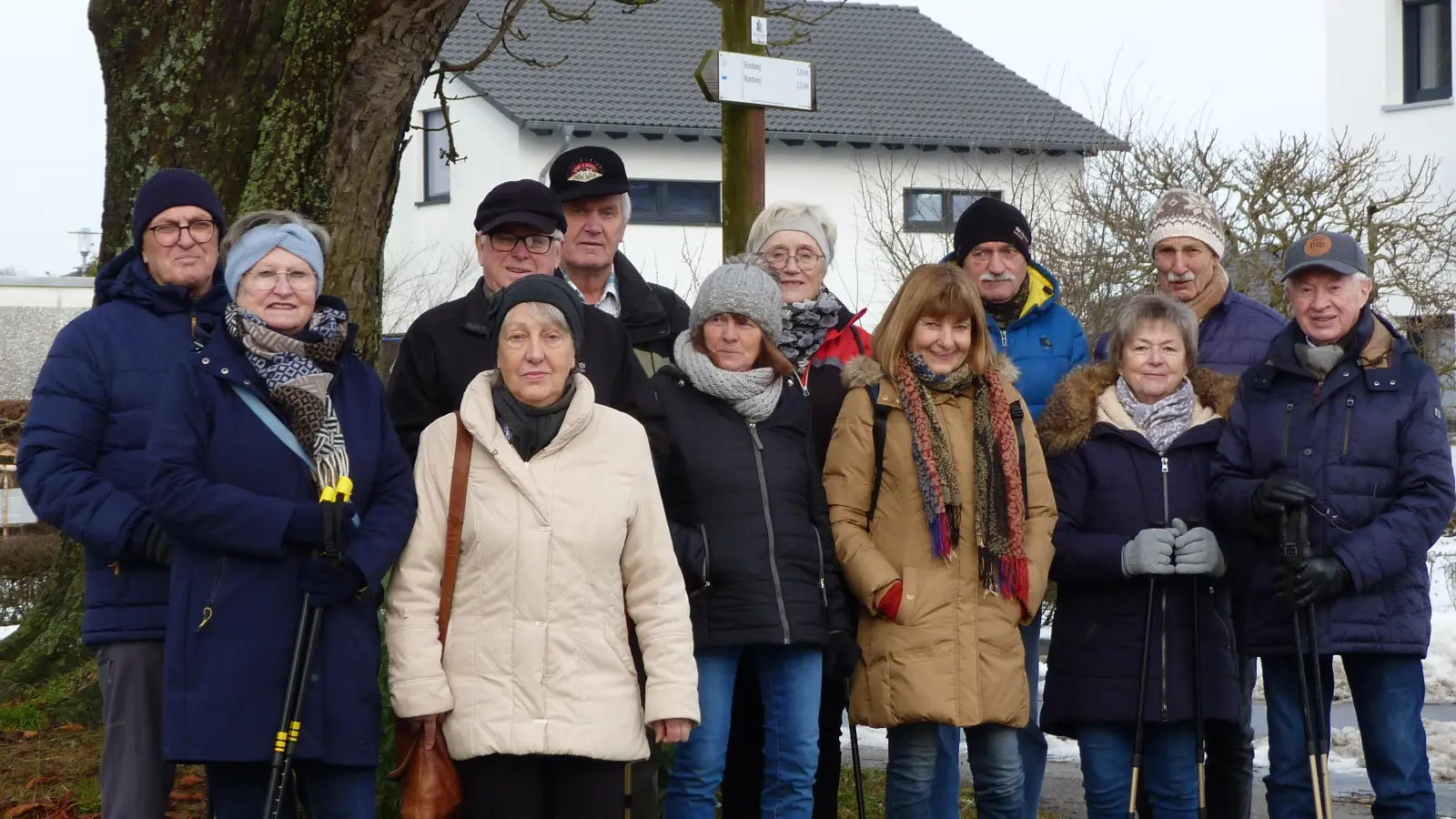 Wandergruppe des OWV ZW Nabburg am Marschpunkt Kastanienbaum westlicher Stadtrand von Nabburg.<br> (Bild: Rainer Funker)