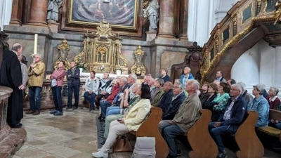 Kompetent, unterhaltsam und mit humorvollen Details versehen führte Altabt Gregor (links) die Teilnehmenden der Fahrt des Männervereins durch die barocke Klosterkirche in Rohr. <br> (Bild: Walter Elberskirch)
