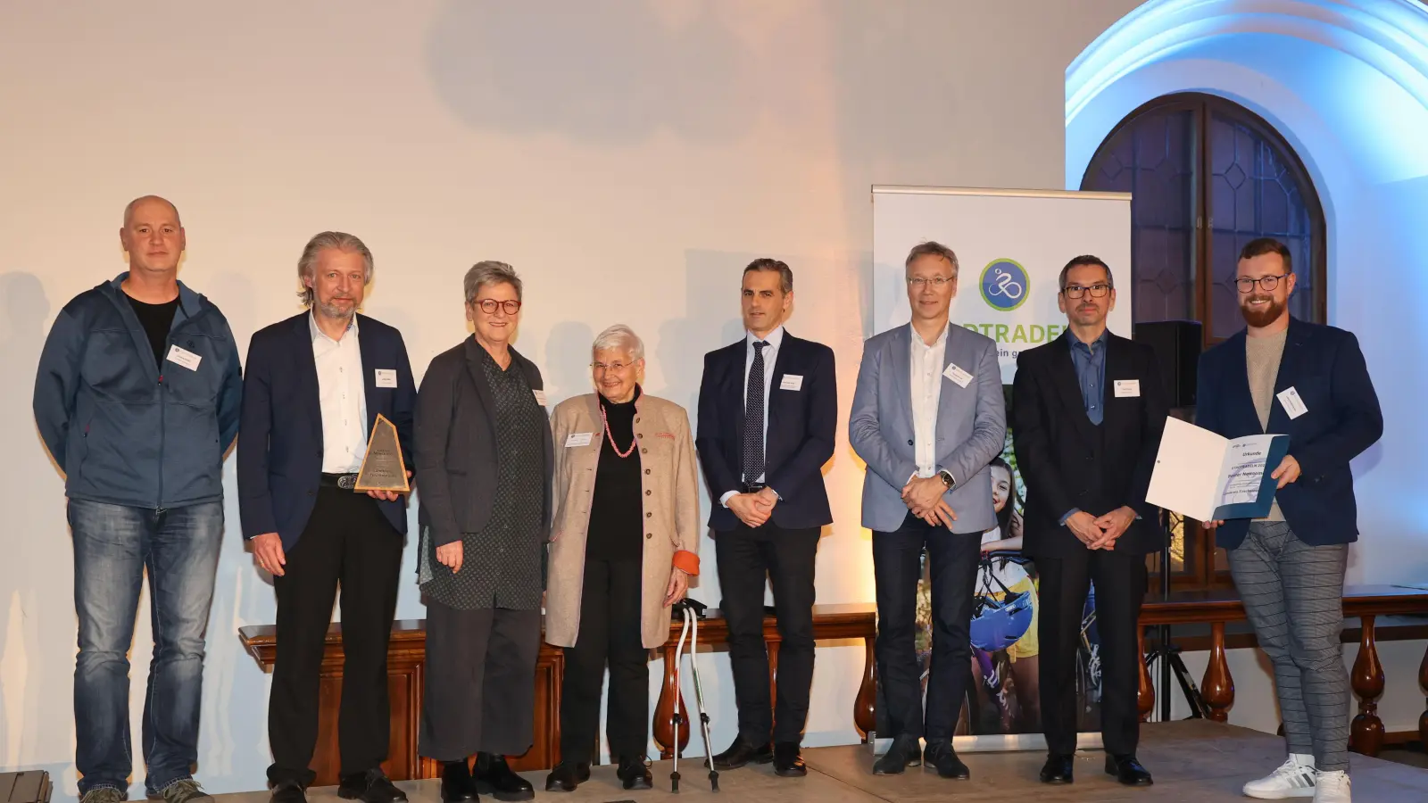 Im Bild von links: Die Kreistagsmitglieder Thomas Döhler, Lothar Müller und Heidrun Schelzke-Deubzer, Gunda Krauss (Stadtratsmitglied München), Christian Heck (Bayerisches Staatsministerium für Wohnen, Bau und Verkehr), Georg Dunkel (Mobilitätsreferent Landeshauptstadt München), André Muno (Geschäftsführer Klima-Bündnis Services) und Klimaschutzmanager Lukas Faltenbacher bei der Preisverleihung in München. (Bild: Michael Nagy)