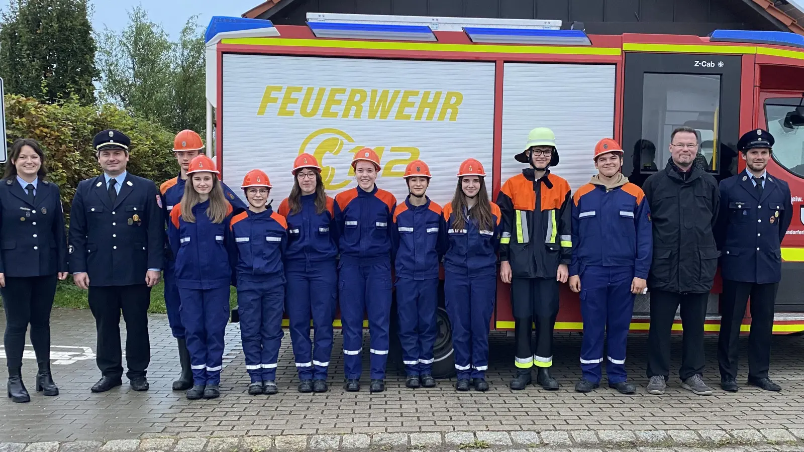 Ihre erstes Feuerwehrabzeichen, die Jugendflamme der Stufe I, haben die jungen Leute der Freiwilligen Feuerwehr Mendorferbuch-Egelsheim mit Auszeichnung bestanden. Dazu gratulierte auch Bürgermeister Florian Junkes (2.v.re) (Bild: Paul Böhm )