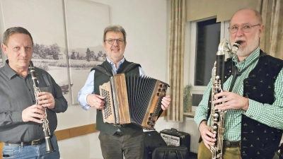 Alois Lindner, Erwin Hornauer und Herbert Storek (von links) bildeten spontan ein Trio, das immer wieder zum Tanz aufspielte. (Bild: Hornauer/Storek/exb)