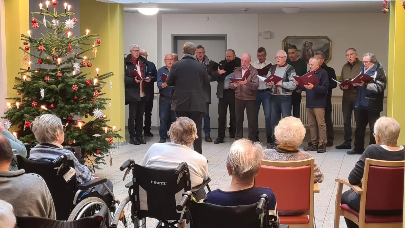 Der Männergesangverein Waldsassen unterhielt die Bewohner des Alten- und Pflegeheims in Waldsassen. (Bild: Bernhard Riedl/exb)