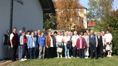 Am Fuß der Pfarrkirche St. Laurentius in Rettenbach versammelten sich die Mesner des Regionalverbandes. (Bild: Hermann Markl)