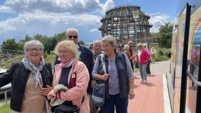 Die Teilnehmer des Seniorenausflugs bei der Erlebnis-Holzkugel am Steinberger See. (Bild: Klaus Peter Rohrer/exb)