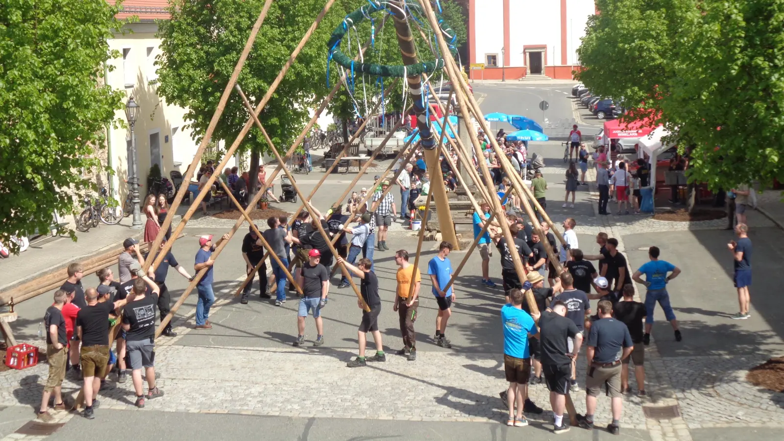  Mit Schwalben wurde der Baum hochgehievt. (Bild: Annemarie Mösbauer)