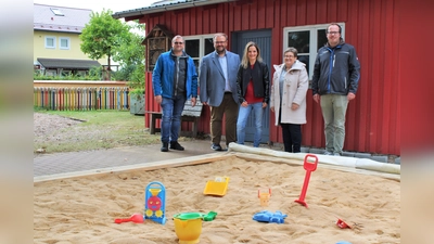 Stefan Weidner, Bürgermeister Hans Walter, Mitarbeiterin Cindy Lautner, Kinderhausleiterin Ulrike Hederer und Andreas Gallei (von links) freuen sich über den neuen Sandkasten. (Bild: Gemeinde Kastl bei Kemnath/exb)