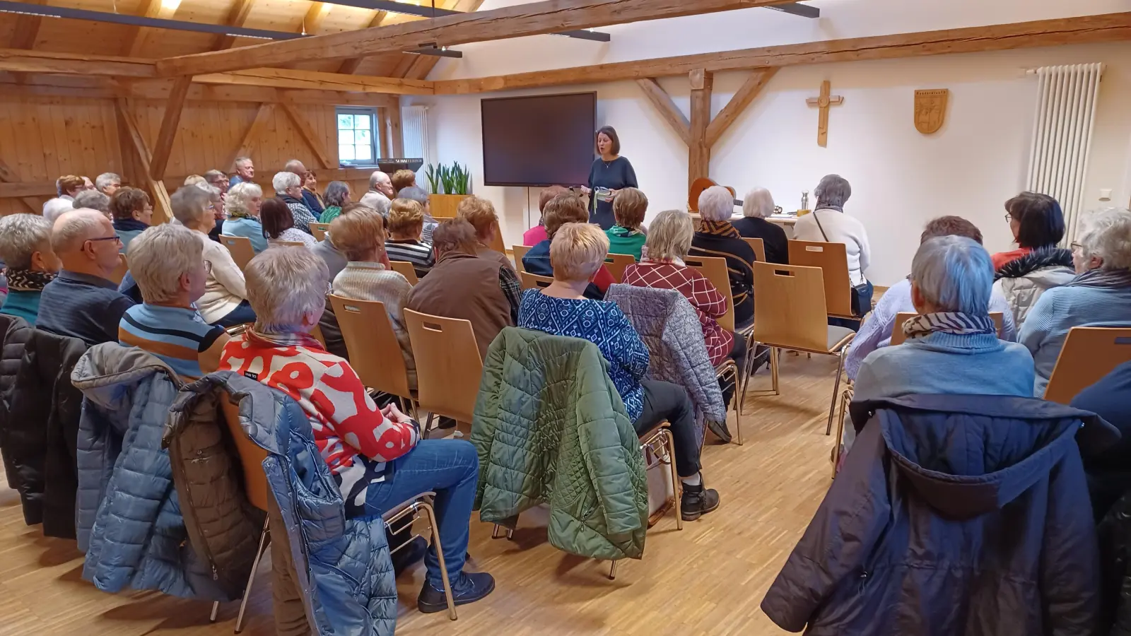 Die Referentin des Nachmittags, Frau Kathrin Karban-Völkl aus Kemnath, bei ihrem Vortrag im Ratssaal des Info- und Begegnungszentrums Schafferhof in Konnersreuth. (Bild: Inge Härtl)