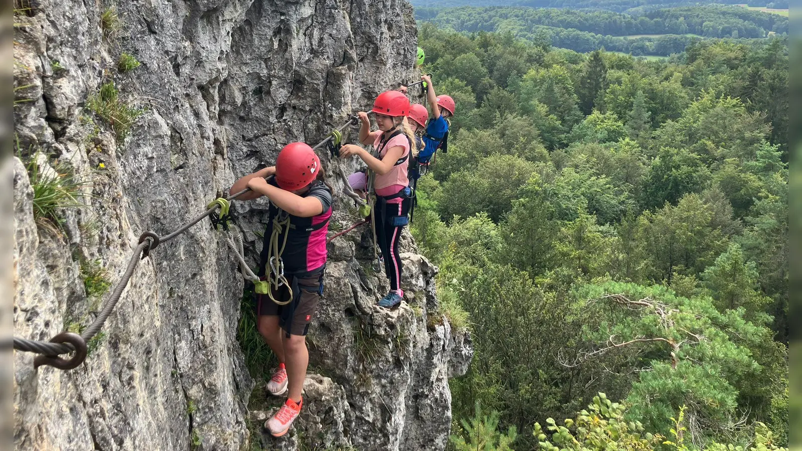 Klettern am Höhenglücksteig. (Bild: Roland Lutz)