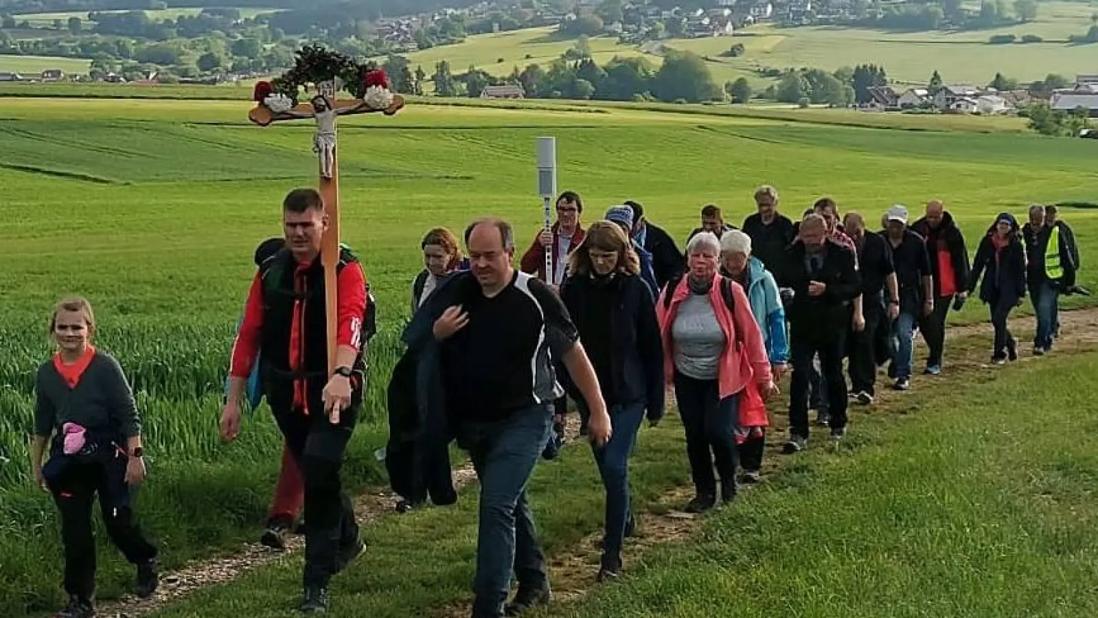 Pilger aus Pfreimd auf dem Weg nach Amberg. (Bild: Georg Hösl)