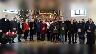 Von links: Pfarrer Markus Vedder, Winfried Franz (Kirchenreinbach neu), Beatrix Pirner (Högen neu), Gunda Dehling (ausgeschieden), Gerhard Ertel (ausgeschieden), Evi Pürner (Etzelwang neu), Erna Heim (ausgeschieden), Dagmar Höfler (Ernhüll erneut), Elisabeth Kellner (Etzelwang erneut), Simone Ertel (Kirchenreinbach erneut), Christian Heldrich (Högen erneut), Verena Wagner (ausgeschieden), Andreas Pesel (Etzelwang erneut), Werner Pickel (ausgeschieden), Peter Appel (ausgeschieden), Martina Pflaum (ausgeschieden), Vanessa Thoma (Kirchenreinbach neu), Walter Schramm (ausgeschieden) und Hans-Jürgen Utz (Högen neu).  (Bild: Leonhard Ehras)