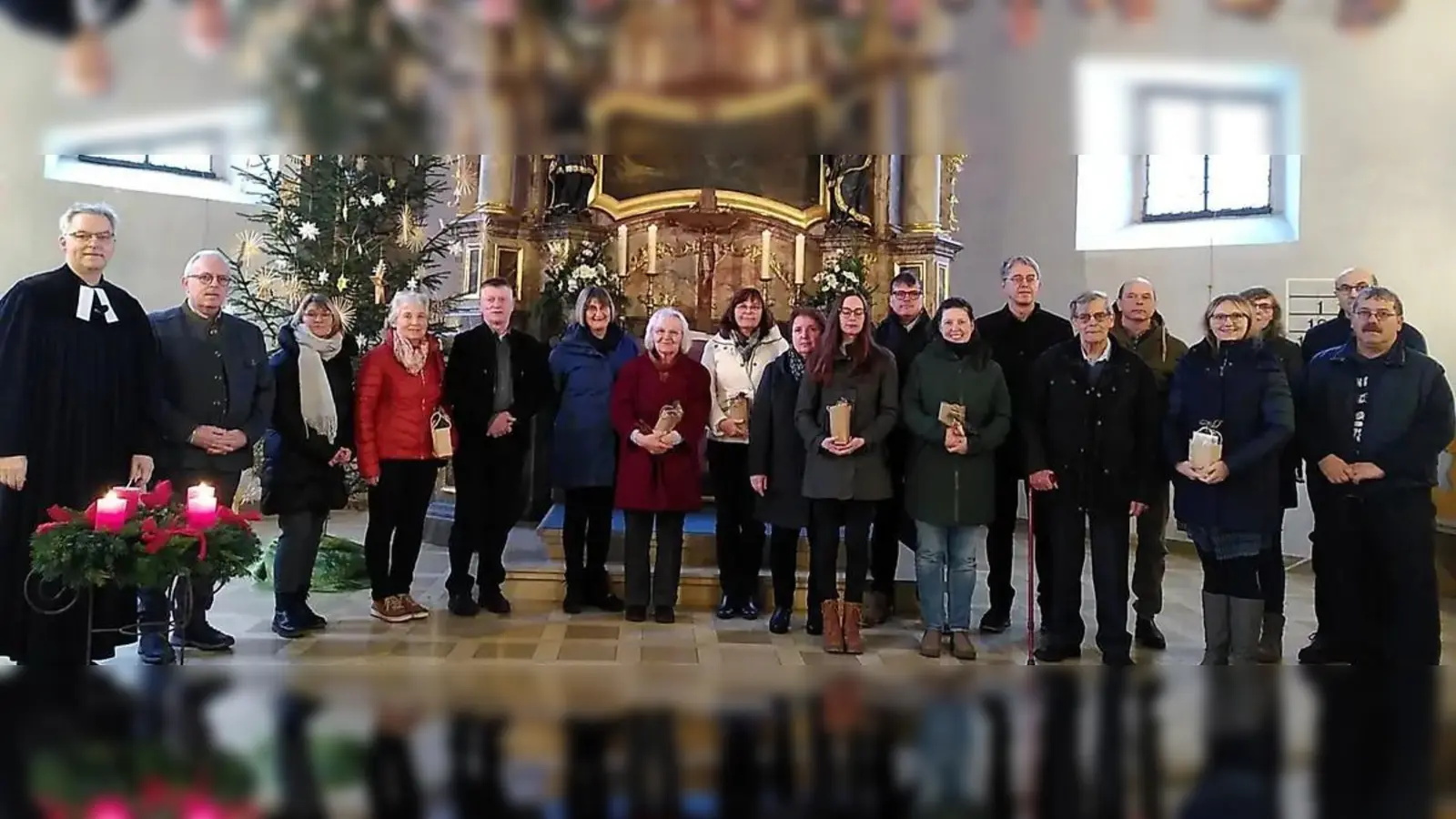 Von links: Pfarrer Markus Vedder, Winfried Franz (Kirchenreinbach neu), Beatrix Pirner (Högen neu), Gunda Dehling (ausgeschieden), Gerhard Ertel (ausgeschieden), Evi Pürner (Etzelwang neu), Erna Heim (ausgeschieden), Dagmar Höfler (Ernhüll erneut), Elisabeth Kellner (Etzelwang erneut), Simone Ertel (Kirchenreinbach erneut), Christian Heldrich (Högen erneut), Verena Wagner (ausgeschieden), Andreas Pesel (Etzelwang erneut), Werner Pickel (ausgeschieden), Peter Appel (ausgeschieden), Martina Pflaum (ausgeschieden), Vanessa Thoma (Kirchenreinbach neu), Walter Schramm (ausgeschieden) und Hans-Jürgen Utz (Högen neu).  (Bild: Leonhard Ehras)