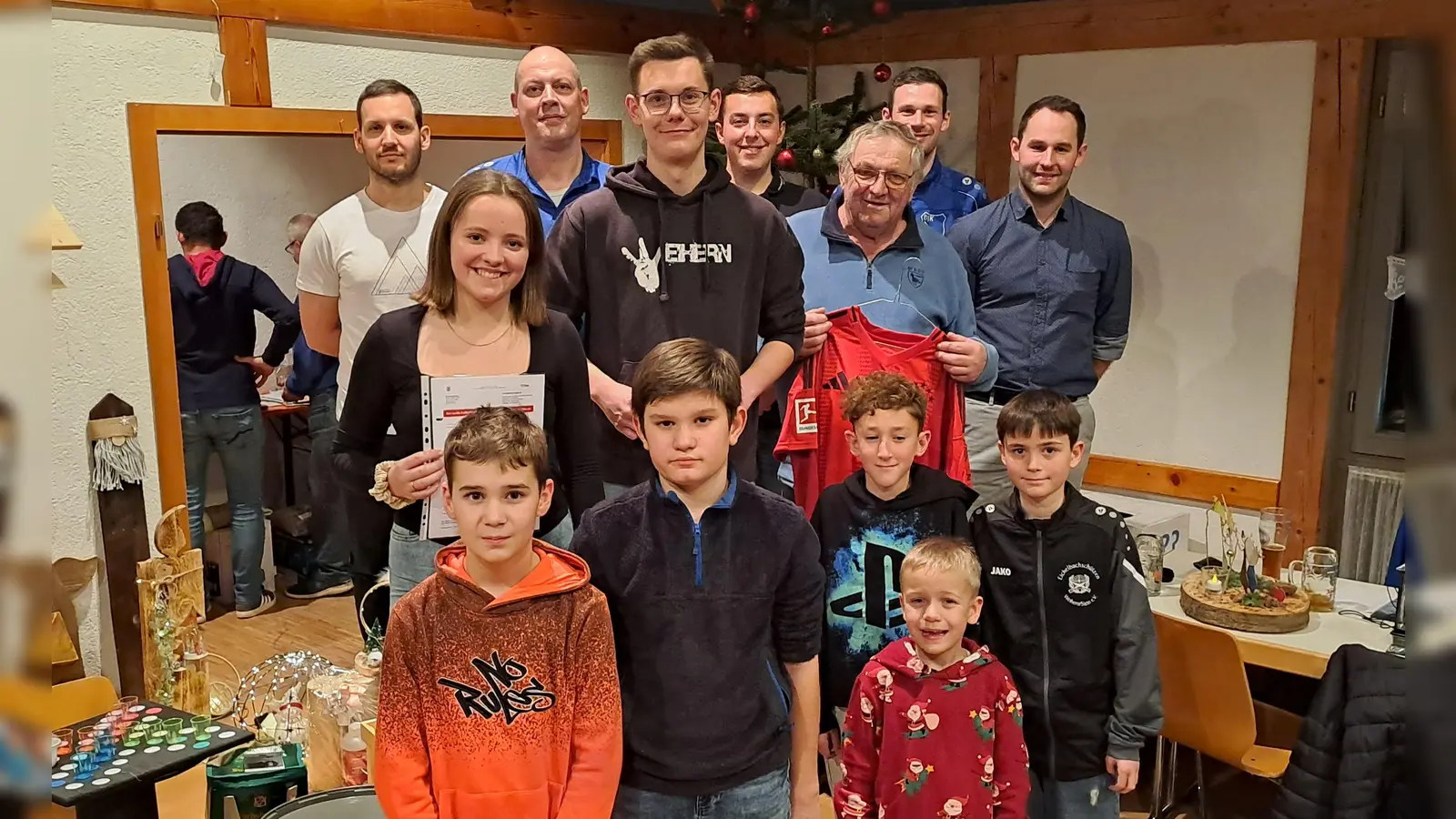 Bei der Christbaumversteigerung, gewannen Lilly Zimmermann, Korbi Schweiger und Hans Schlögl die Hauptpreise. ( mittlere Reihe ) . Dahinter die Vorstände und Versteigerer. sowie vorne im Bild , die Glückslos Kids.  (Bild: Hans Schlosser)