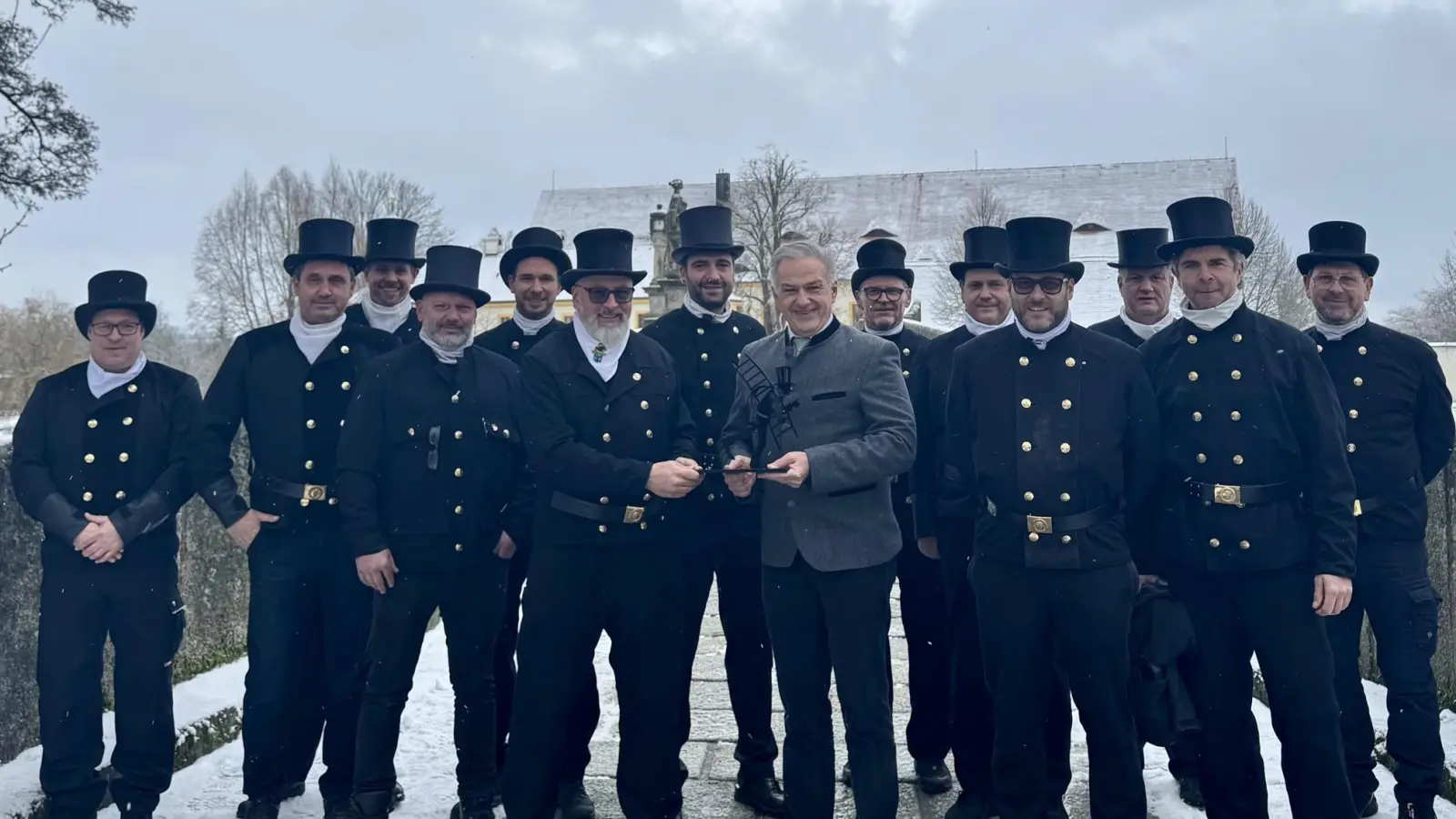 Gruppenfoto der Bezirksschornsteinfeger mit Landrat Roland Grillmeier auf der Fischhofbrücke (Bild: Marie Kammermeier)