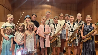 Von hinten links beginnend: Leonhard Fellner, Lena Hüttinger, Ella Kleinhempel, Ferdinand Hötzel, Linn Biedermann 2. Reihe Von links: Lina Umbrich, Luise Hösl, Tereza Lajtman, Adam Bicak, Darian Genov, Pia Biedermann 1. Reihe von links: Julia Umbrich, Mathilda Schuberth, Amelie Genov. (Bild: Christoph Biedermann)