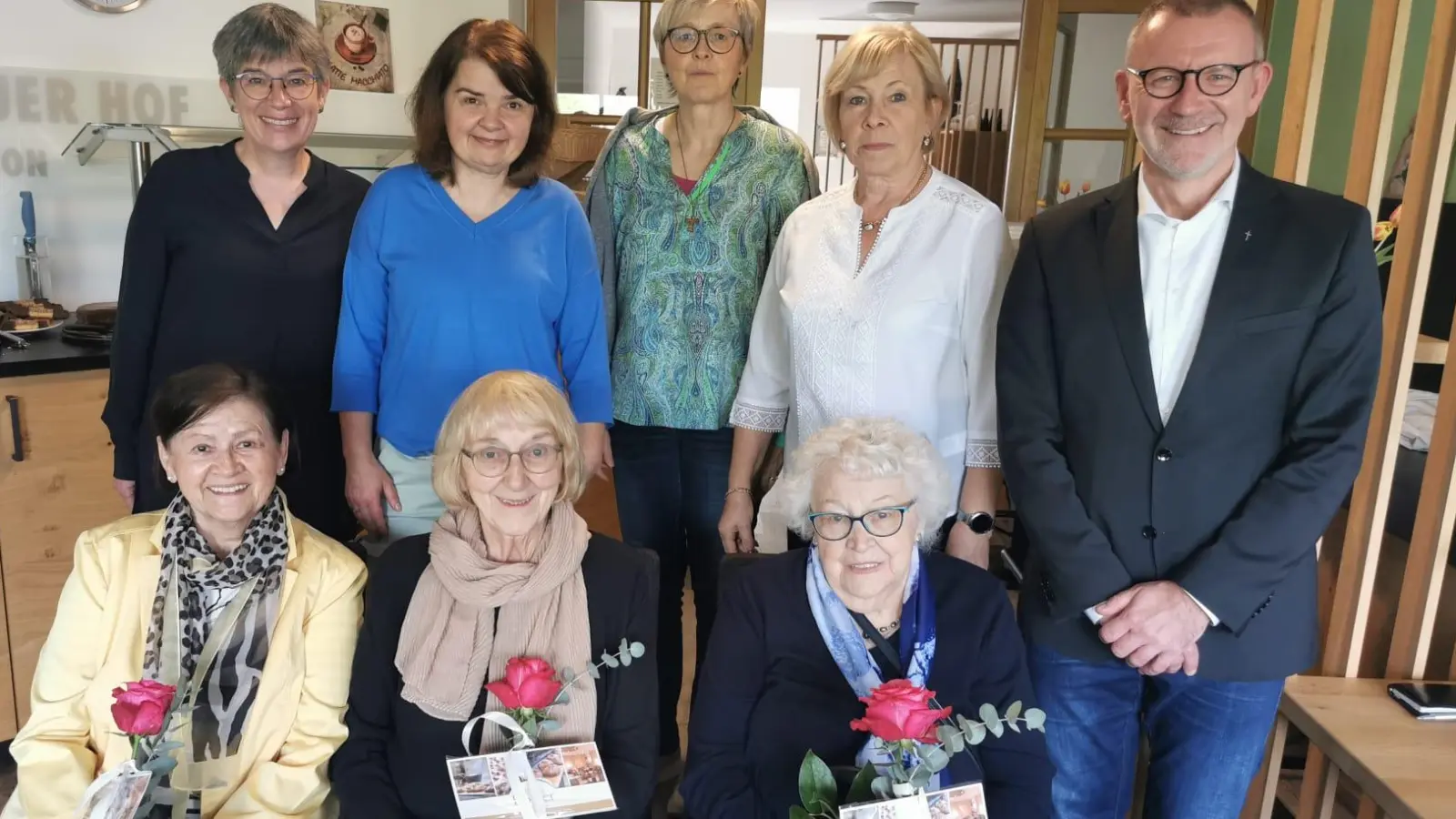 Christine Liegl, Gerhild Hertel, Sabine Schiml und Marianne Gmeiner vom KDFB-Vorstandsteam (stehend, von links) mit Präses Pfarrer Dr. Thomas Vogl und den anwesenden Jubilarinnen.  (Bild: Monika Müller/exb)