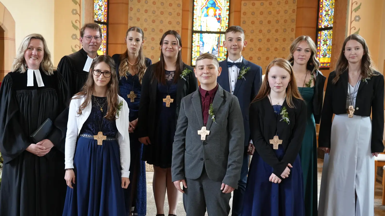 Zehn Konfirmanden feierten am vergangenen Sonntag ihr großes Fest der Konfirmation in der Christuskirche in Mitterteich. (Bild: Evangelisches Pfarramt Mitterteich/exb)