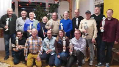 Siegerehrung für die besten Oldtimerfahrer in Waldeck: Manred Keller (hinten links) dominierte wieder das Geschehen (Bild: Beate Grillmeier)