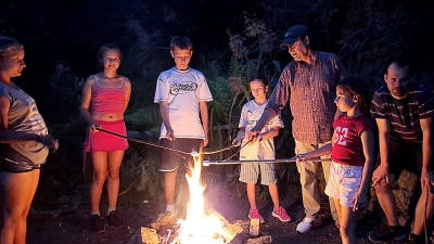 Grillabend bei dem es auch Marshmallows zum brutzeln gab. Mit dieser Schaumzuckerwatte wurden sie leicht angeröstet bis sie zu schmelzen begannen. (Bild: Paul Zitzmann)