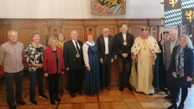 Empfang der Gäste der Kaiser-Ruprecht-Bruderschaft aus Rhens im Rathaus durch Oberbürgermeister Michael Cerny (siebter von links) mit dem Amberger Kanzler Gerhard Büttner (fünfter von links), dem Bruderschaftskanzler Alexander Thon (fünfter von rechts) und König Ruprecht (alias Michael Koller).  (Bild: Patrick Wittmann)