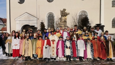 Die Pfreimder Sternsinger mit ihren Helfern und Pfarrer P. Georg Parampilthadathil. (Bild: Katrin Zimmermann)