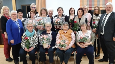 Das Vorstandsteam, Pfarrer Arnold Pirner (vorne, rechts) und Bezirksvorsitzende Angelika Vogl (vorne, links) graulieren den treuen Mitgliedern des Katholischen Frauenbunds Luhe. (Bild: rgl)