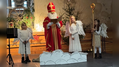 Der Nikolaus mit seinen Engeln bei der Weihnachtsfeier. (Bild: Karlheinz Cislaghi )